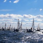 Viele kleine Segelboote auf dem Wasser